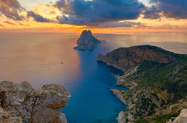 Magic Es Vedrà: Route with your motor yacht